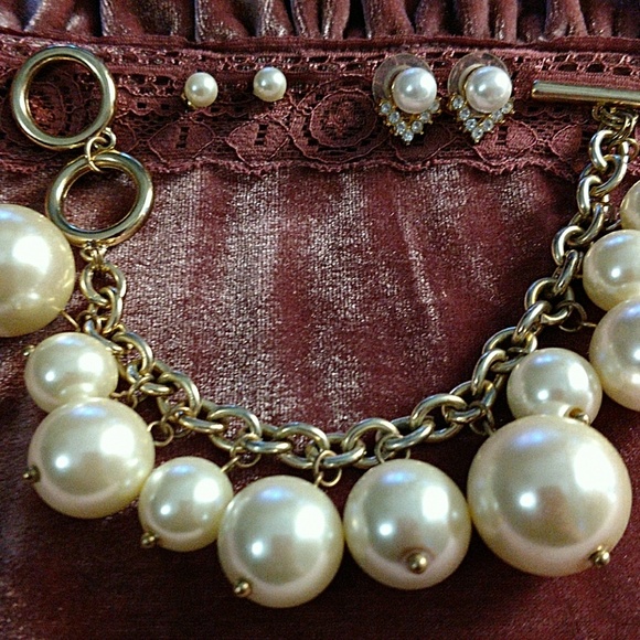 None Jewelry - Beautiful Pearl Toggle Bracelet & Earrings Set!!!